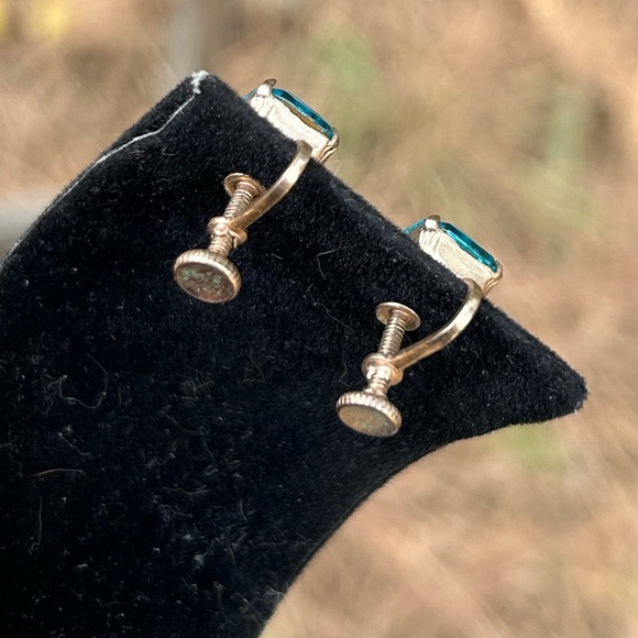 Blue emerald cut rhinestone (maybe!) on gold tone screw back earring - Picture 5 of 5